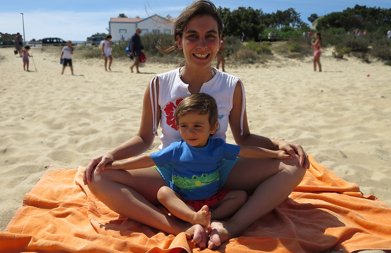 mãe e filho a fazer yoga