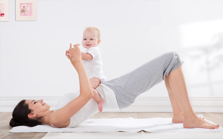 mãe e filho a fazer yoga